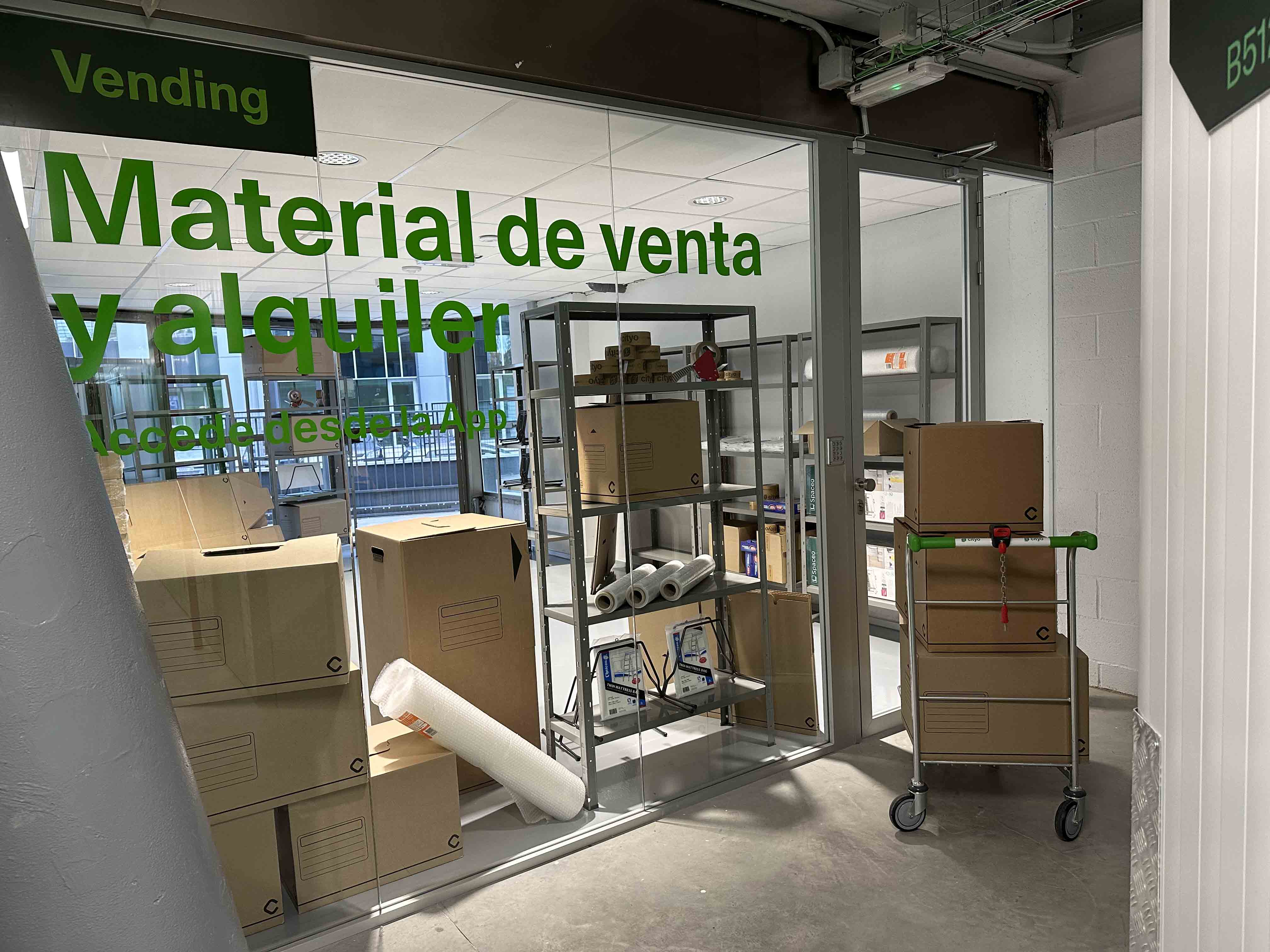 Área de venta de material de utillaje y embalaje del centro de alquiler de trasteros en Hortaleza, Madrid, de Cityo