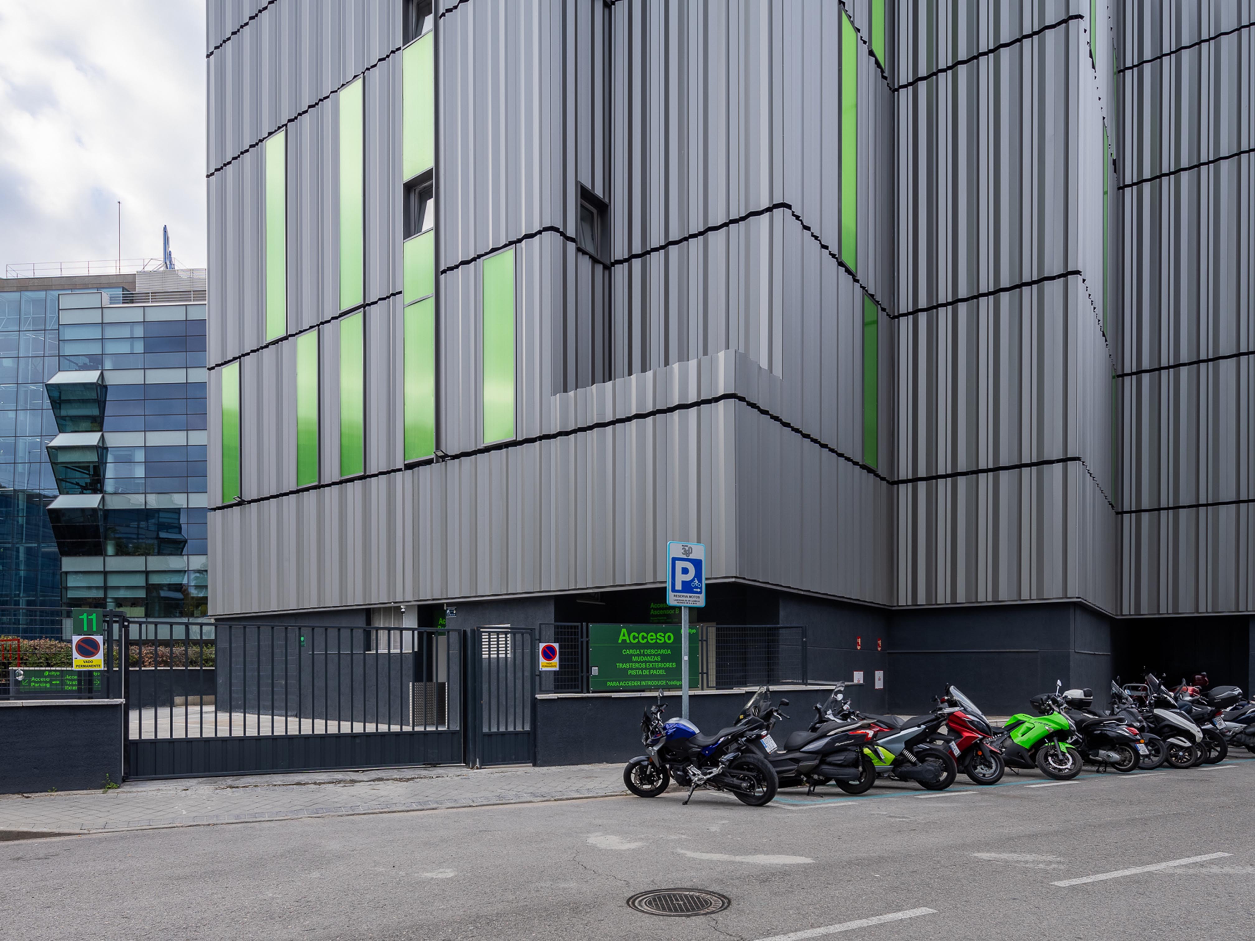 Acceso a la pista de padel en Madrid de Cityo, en Hortaleza, por la Vía de los Poblados