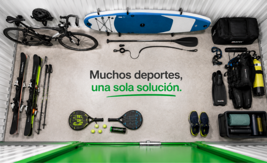 Equipamiento deportivo organizado para almacenar en un trastero