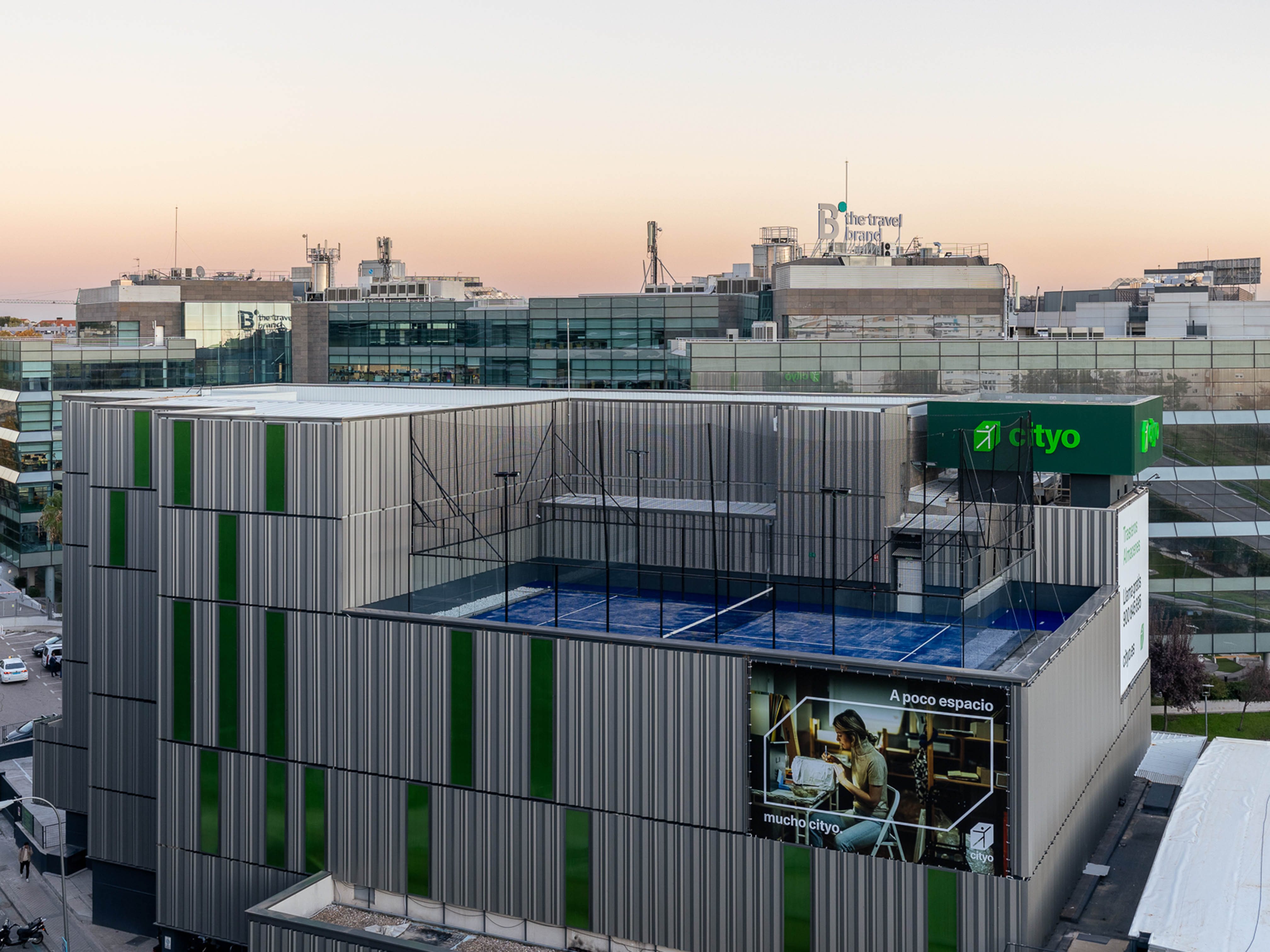 Pista de pádel en la azotea del centro Cityo de Hortaleza en Madrid