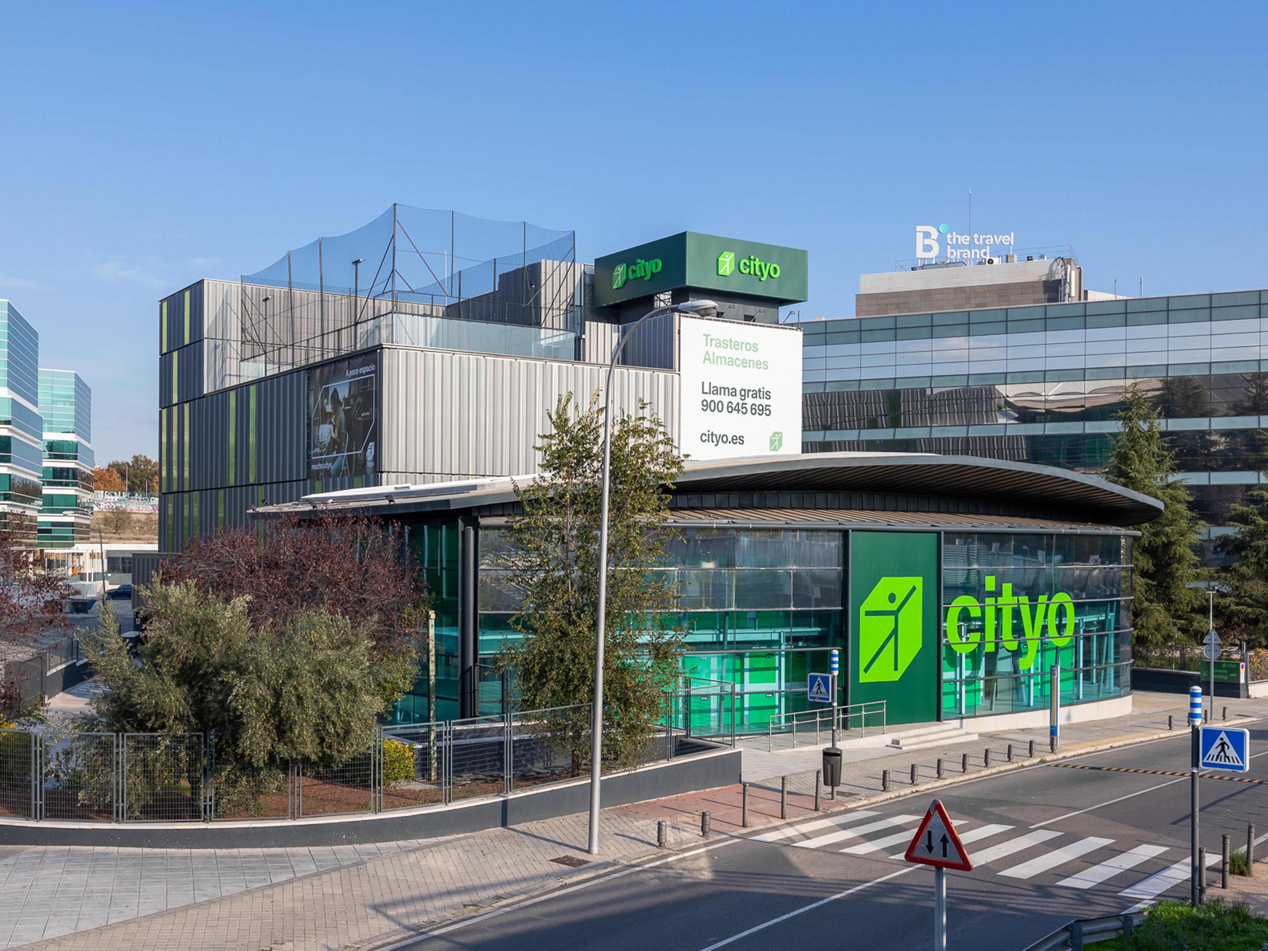 Vista frontal del centro de alquiler de trasteros y almacenes de Cityo en Hortaleza, Madrid